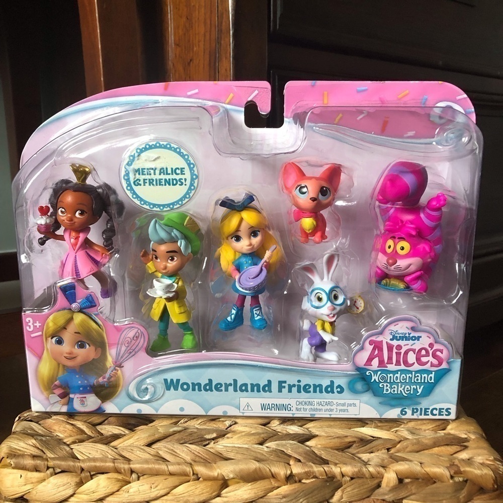 Disney Junior Alice’s Wonderland Bakery: Wonderland Friends action figure set